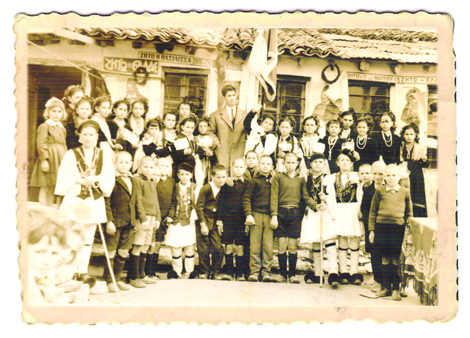 Οι πρώτες αίθουσες διδασκαλίας στην πλατεία του χωριού, μπροστά απο την παλιά μας Εκκλησία.